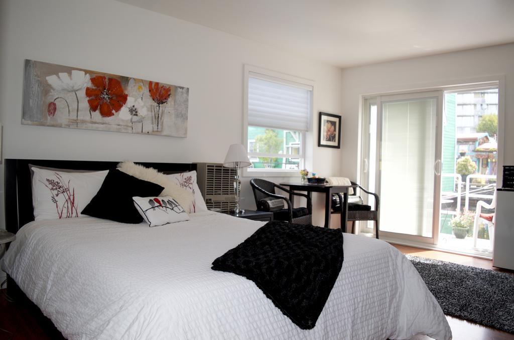 A Float Home B&B In Fisherman'S Wharf Вікторія Екстер'єр фото